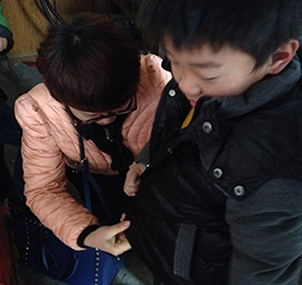 现代著名女作家冰心曾说过这样一句话：世上没有一朵鲜花不美丽，没有一个孩子不可爱。因为每一个孩子都有一个丰富美好的内心世界，这是孩子的潜能。
2014年8月底，公司总裁？莆跋壬颖ㄖ缴匣裣の浣愤胖行挠锥傲跷木、刘文斌两位小朋友因为家境困难，无法顺利完成学业，随机委派ob电竞手机连锁总经理卢建荣和江苏联融投资总经理毛振宇前往探望。
