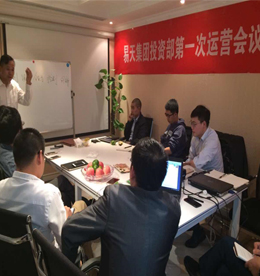 2016年10月14日下午，ob电竞集团投资部在北京总部举行了第一次全体会议，投资部全体成员及外部专家都参加了本次会议。会议首先由ob电竞集团总裁？莆跋壬隽酥魈夥⒀裕樯芰送蹲什康侥壳拔沟墓ぷ鞒杉ê妥罱恢茉诒本┫钅靠疾斓那榭，并从计划、组织、领导、控制和创新这五个方面描绘了部门下一步的发展蓝图。