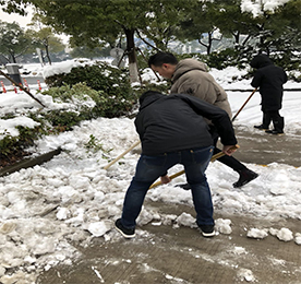 近日，常州连降大雪，银装素裹，皑皑白雪给冬季带来了新鲜感，但降雪也为城市交通、居民出行带来了极大的不便。ob电竞集团的小伙伴们积极行动，全力以赴打响铲雪除冰的“攻坚战”！