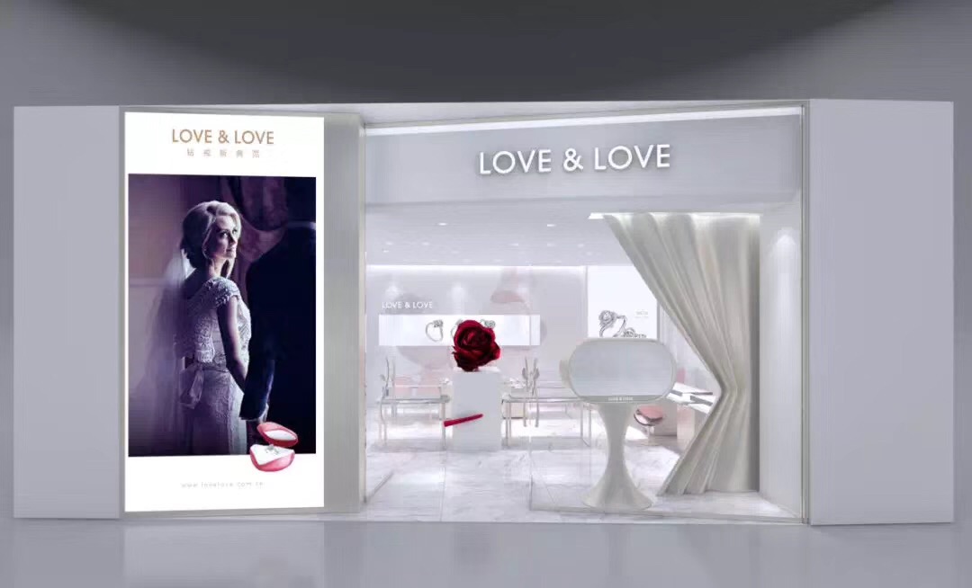 ob电竞集团旗下LOVE&LOVE高级时尚珠宝龙湖天街店，预计于2018年9月28日正式开业。LOVE&LOVE珠宝以“钻戒新典范”为核心定位，以28-45岁结婚群体及高品的时尚女性为主要消费对象，以爱为本，因爱而生，为真爱代言。同时凭借其浪漫的品牌形象和饱含爱愿的产品设计受到市场追捧，结合先进的珠宝制造工艺，LOVE&LOVE珠宝始终为顾客提供充满爱的内活及兼具时尚品味的产品。 