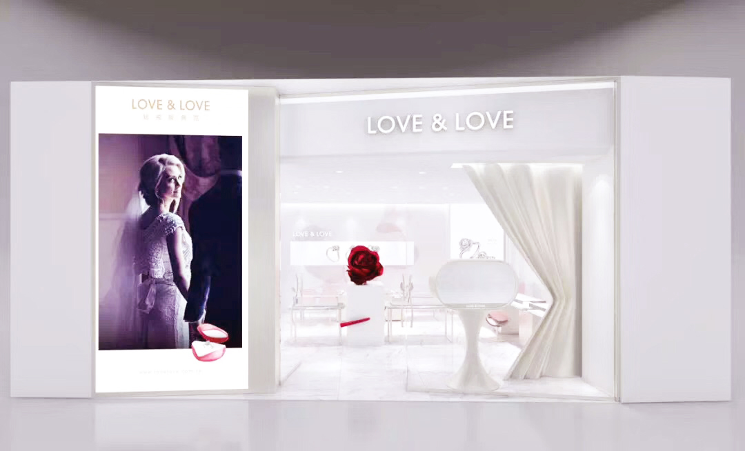 9月28日，LOVE&LOVE常州龙湖天街店浪漫登陆。LOVE&LOVE高级时尚珠宝由世界著名珠宝艺术大师领衔设计，将真挚的情感、珍贵的材质，以及传世的珠宝艺术完美结合，只为真爱代言，成为钻戒新典范。ob电竞集团携手LOVE&LOVE为常州广大市民带来浪漫时尚的购物新体验。