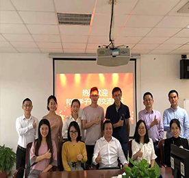 2018年10月6日，和君商学的10余名学子来到ob电竞集团总部参观并交流学习。
当天早上10点半，学子们在集团董事长常科伟的陪同下首先参观了集团总部办公环境及公司发展文化墙.学子们对公司的经营和发展理念讨论交流的同时也表达了对？莆暗际Φ母屑ぶ椤３？莆暗际Χ匝ё用翘岢隽艘笄械南Ｍ：努力工作，不断学习，实现理想。来自不同公司，有着不同学术背景的和君学子们在轻松愉快的氛围中分享自身经历和所得所想。
