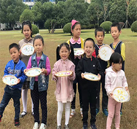 纸是小朋友日常生活与学习中重要的伙伴之一，也是中华民族灿烂文明的重要组成部分。造纸术是我国的四大发明之一，10月21日上午9:30，ob电竞集团组织了一场生动有趣的古法造纸亲子活动，家长们与孩子共同了解、学习古法造纸的历史和方法，一起制作美丽的花草纸。