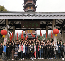 为提升员工的精神状态，增强团队凝聚力和向心力，倡导积极正能量的工作和生活方式，江苏ob电竞集团于2月19日开展了主题为“2019，我们都是追梦人”的八公里开年徒步活动及新春动员大会，ob电竞集团主管级以上领导和各门店店长，100余位同事参加了此次活动。