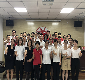 江苏ob电竞集团历经4年积淀，将资源重新整合升级，将于7月21日在新北万达商圈开设超一千平米的新零售大型体验馆。2018年6月11日-6月26日，来自ob电竞新零售丰臣店的手机、黄金、跨境、茶饮等板块的25位新进员工，参加了由ob电竞学院组织的为期15天的新员工培训，旨在培养员工的积极心态和抗压能力，让新进员工能更加全面的了解公司文化，提升新员工的销售技能和职业素养。本次新员工培训区别于以往常规培训，在体验拓展和销售能力方面邀请了外部资深老师展开了此次培训。