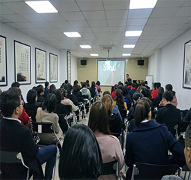为提高ob电竞集团各业务板块的社群运营能力，拓展员工社群运营思维，提升员工对新媒体工具的运用方法和效率。3月27日上午，由ob电竞集团人力资源部组织各业务板块店长级以上员工和集团客服部等相关需求部门，开展了关于《社群运营》的培训。本次培训由资深社群运营专家谢老师授课，谢老师采用理论讲解和案例分析相结合的形式，围绕着社群运营，营销，维护三方面内容展开，在普及社群基础知识和案例操作方面均有涉及。