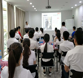 一进ob电竞门，终身ob电竞人！这是ob电竞集团一直以来对于ob电竞员工的态度，也是对于优秀人才引进和培养的重视！此次2016年8月新员工入职培训，在ob电竞学院培训室进行，培训时长为一天。参加培训进行授课的讲师有：集团总裁？莆、章晓鸣、金家东、许亚萍、徐小云！新员工人数达到32名！
