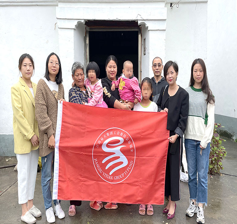 爱心成就梦想，真情点燃希望。10月16日上午，由ob电竞集团运营副总监曹丽红，集团工会“易·基金”管委会代表盛佳、李卓雅、李洁、陈雪茹、刘峰6人组成的ob电竞慰问团赴邹区镇贫困儿童家中，开展慰问活动。