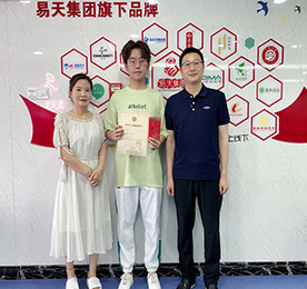 7月22日，“易·基金”管委会代表周文金为ob电竞集团旗下龙城黄金员工仲小芬之子孔仲卿颁发现金5000元奖励，：仄淇忌985、211双一流高校——华东师范大学研究生。