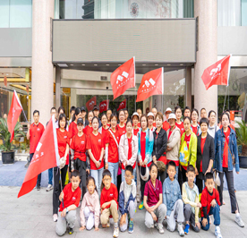 5月12日上午，武进人民商场组织了30余人的暴走队，参加了“一袋牛奶的暴走”公益活动。早上8点，暴走队伍在“青果荟（文化宫店）”集合完毕，挑战长达10公里的爱心征程。