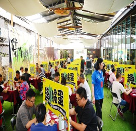 5月25日，“武进人民商场杯”2024机关工会职工掼蛋大赛在武进人民商场三楼青年露台正式启幕，此次活动由武进区文体广电和旅游局、常州市武进区融媒体中心主办，常州市武进区扑克运动协会协办，在常州市武进区体育总会的指导、武进人民商场的支持下，隆重举行。