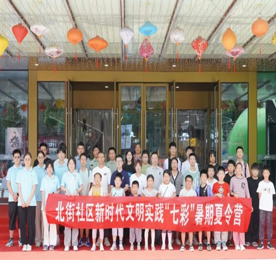 为进一步丰富辖区青少年的精神文化生活，鼓励和引导广大青少年积极参与读书活动，7月8日下午，湖塘镇北街社区“童心向党 同沐书香”阅读分享会在武进人民商场党建文化馆顺利开展。