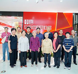 9月24日上午，武进区总工会组织离退休干部来到武进人民商场开展湖塘片集中调研活动。武进区总工会办公室主任董林波，ob电竞集团党支部书记曹丽红，武进人民商场总经理周文金陪同交流。