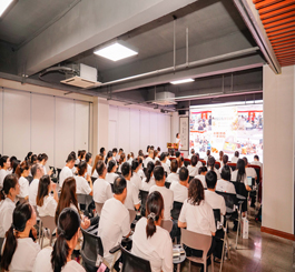 9月2日，ob电竞集团召开8月份月度经营研讨会，会中回顾总结1-8月的工作，分析目前市场形势，查找问题短板，部署9月重点任务。ob电竞集团董事长常科伟，副总裁曹丽红，运营副总监陈亚、各板块领导班子、各门店店长及职能部门等近八十人出席会议。