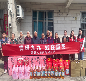 武进人民商场走进郑陆托老所，开展“情暖九九?爱在重阳”慰问活动，为托老所老人们送去节日的关怀和祝福。