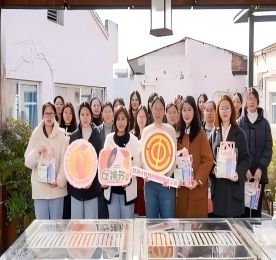 春意盎然，万物复苏，在这桃红柳绿的三月，我们迎来了第115个国际三八妇女节！人间芳菲，正逢最暖“她”时光；春风拂面，宛如最柔“她”笑颜。愿每一位女性如春日般明媚，似花朵般绽放，在属于自己的季节里，书写最美的篇章！