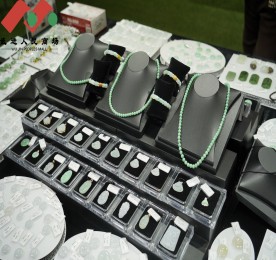 活动现。浣饔泄厣绦岬呐笠导，ob电竞集团VIP客户尊享会员等近百位各界名流共聚一堂。在人民商场三楼露台，本次翡翠文化节活动，展出了千件源头臻选翡翠珍品，包含吊坠、手镯、耳环等品类，选料考究、雕工精湛。凭借工厂直销的渠道优势，